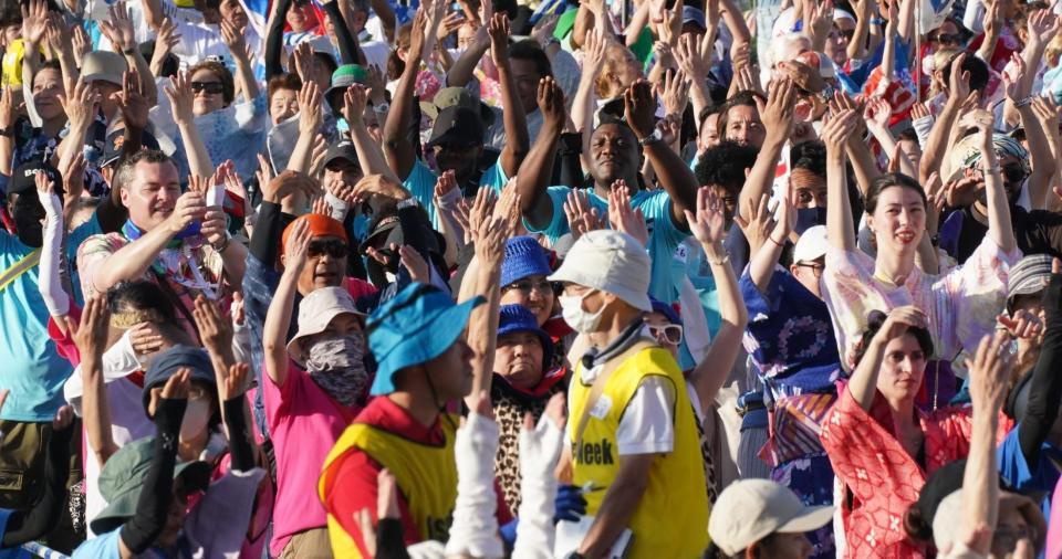 　盆踊りに参加する外国人ら（撮影・高部洋祐）