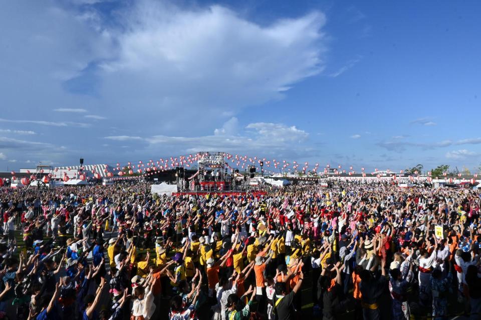 　盆踊りのギネス世界記録に挑戦する参加者ら（撮影・高部洋祐）