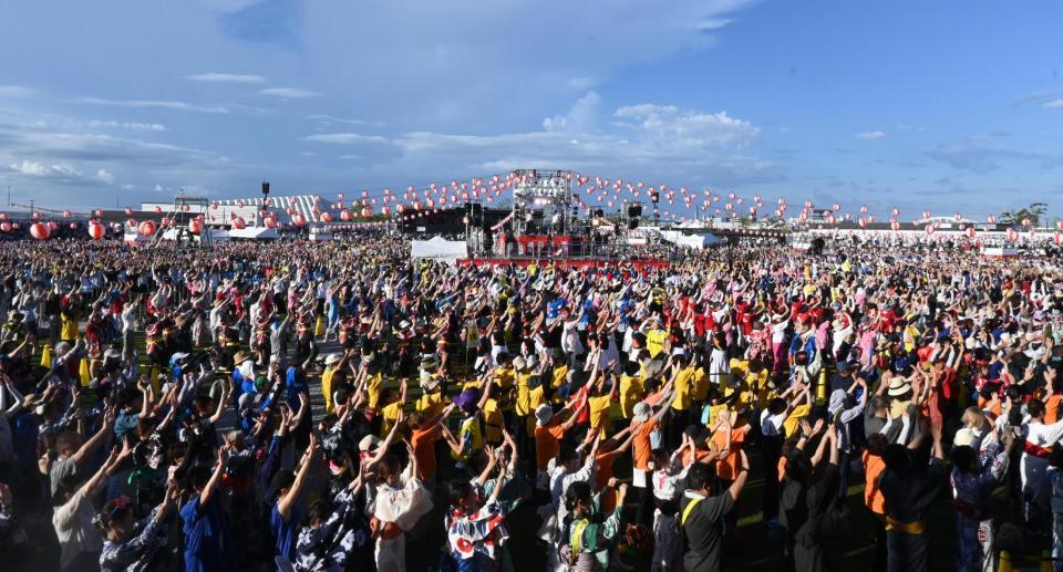 　盆踊りのギネス世界記録に挑戦する参加者ら（撮影・高部洋祐）