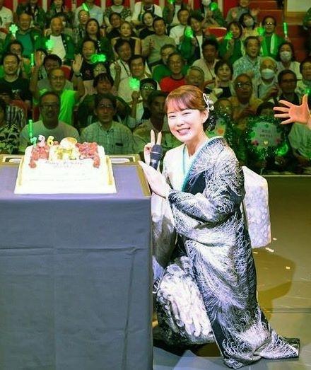 　誕生日を祝ってもらう丘みどり