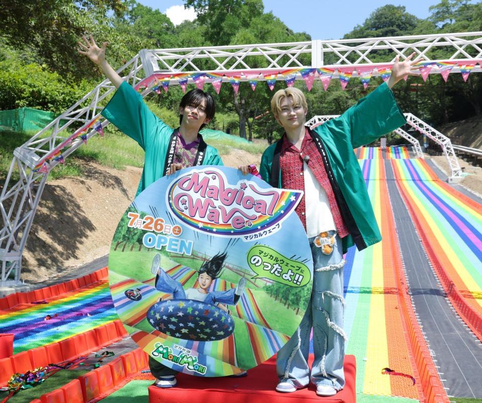 　「マジカルウェーブ」のオープニングイベントに登場した超特急のリョウガ（左）とユーキ（撮影・西岡正）