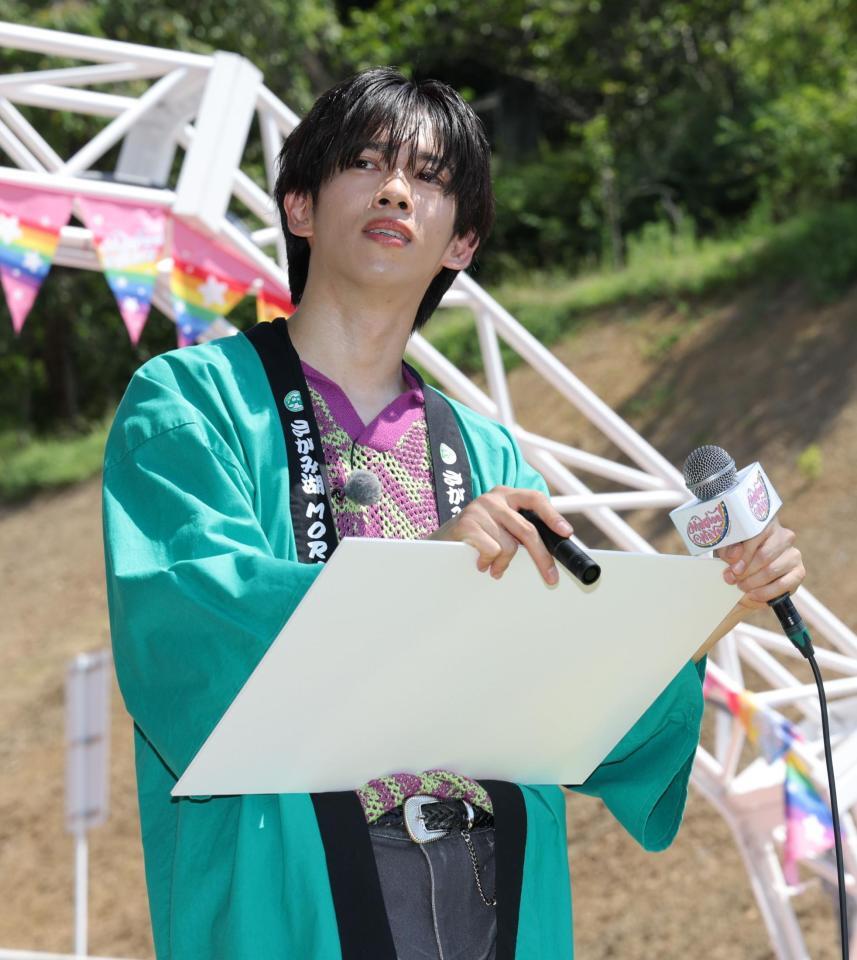 　大喜利の答えを思い浮かべる超特急のリョウガＩ（撮影・西岡正）