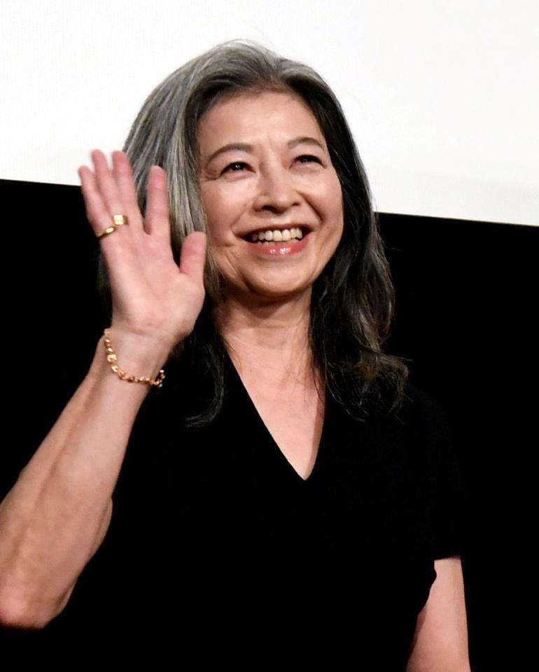 　客席に手を振る石田えり（撮影・佐藤厚）