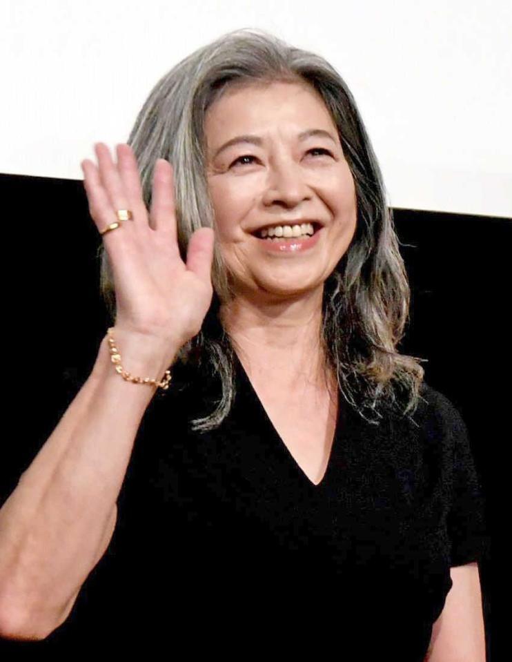 　客席に手を振る石田えり（撮影・佐藤厚）