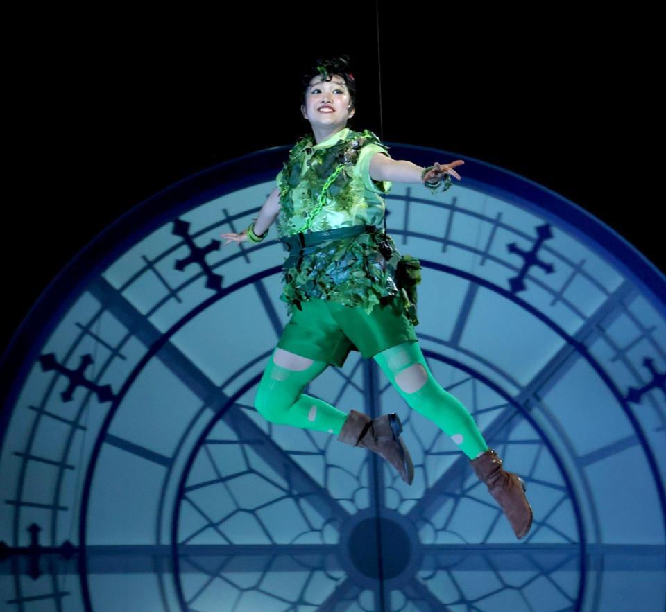 　宙を舞う山﨑玲奈（撮影・金田祐二）