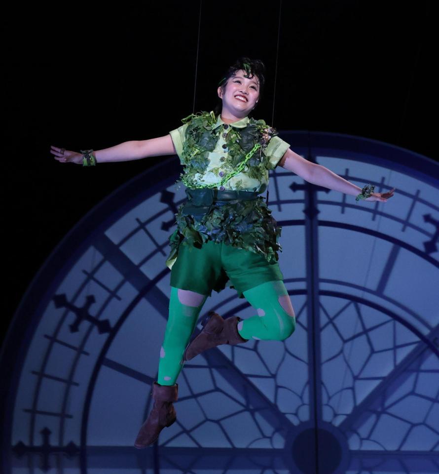 　宙を舞う山﨑玲奈（撮影・金田祐二）