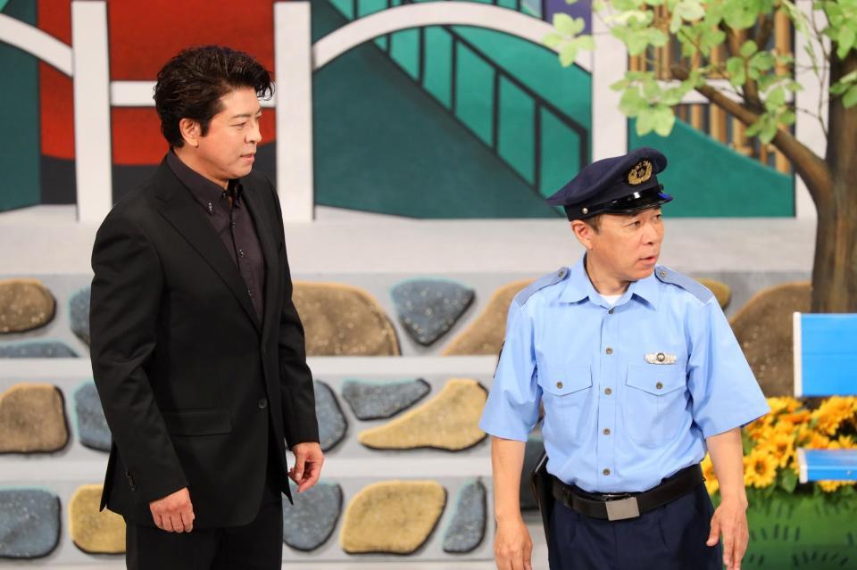 　岡村隆史（右）主演の舞台にサプライズ登場した上川隆也