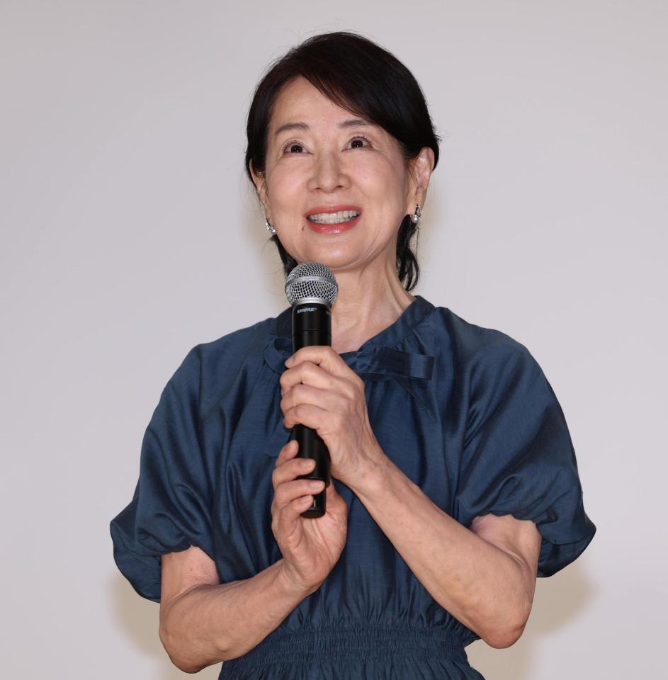 　丸の内ＴＯＥＩのグランドフィナーレにサプライズ登場しあいさつする吉永小百合（撮影・金田祐二）