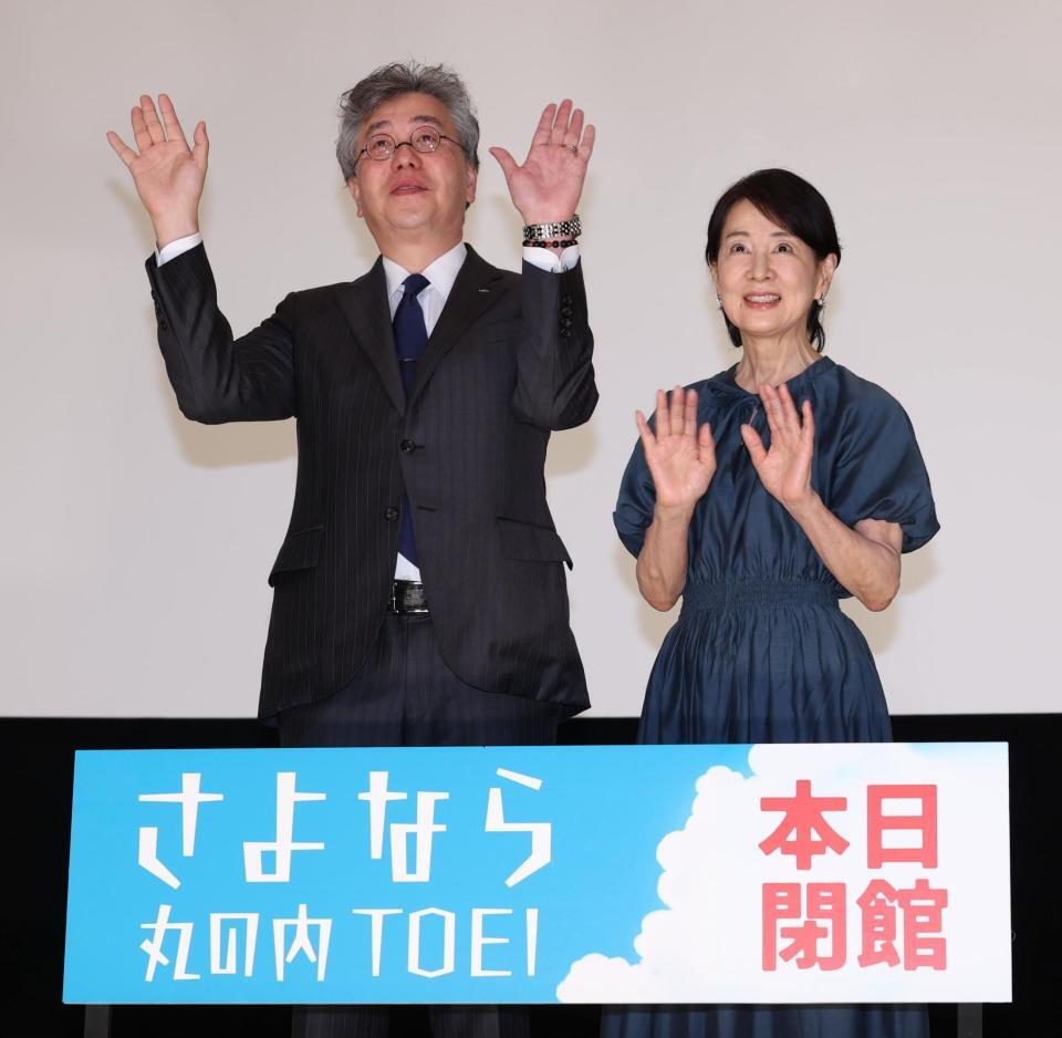 　丸の内ＴＯＥＩのグランドフィナーレにサプライズ登場し東映・吉村文雄社長と笑顔で手を振る吉永小百合（撮影・金田祐二）