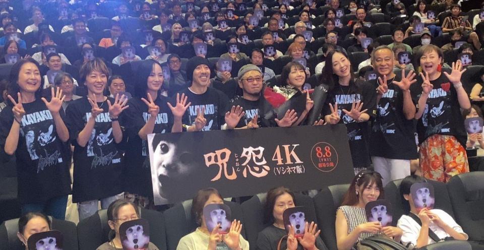 　トシオくんのうちわを持つ観客と撮影に応じた（左から）吉行由実、三輪明日美、三輪ひとみ、柳憂怜、清水崇監督、藤貴子、大家由祐子、松山鷹志、藤井かほり