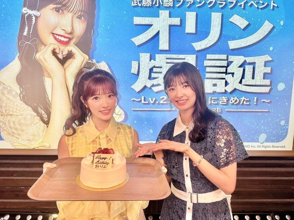 　武藤小麟（左）の誕生日を祝った姉・武藤十夢