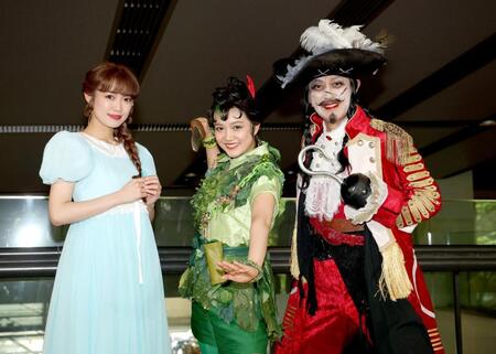 　ポーズを決める（左から）山口乃々華、山﨑玲奈、石井一孝（撮影・金田祐二）