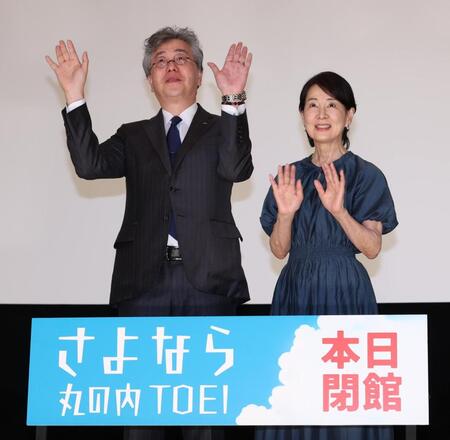 　丸の内ＴＯＥＩのグランドフィナーレにサプライズ登場し東映・吉村文雄社長と笑顔で手を振る吉永小百合（撮影・金田祐二）