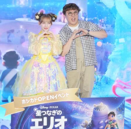 　ハートポーズで撮影に応じた早瀬ノエル（左）と中谷