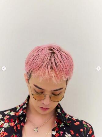 　Ｇ－ＤＲＡＧＯＮのブランド公式インスタグラム＠ｐｅａｃｅｍｉｎｕｓｏｎｅｄｏｔｃｏｍより　自らモデルとなって、デイジーのペンダントを着用