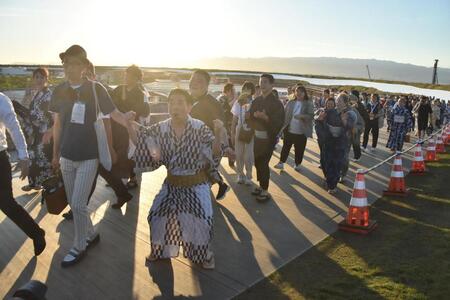 　大屋根リングでの盆踊りに参加した西川きよし