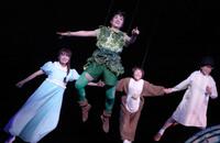 　宙を舞う山﨑玲奈（撮影・金田祐二）