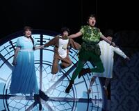 　宙を舞う山﨑玲奈（撮影・金田祐二）