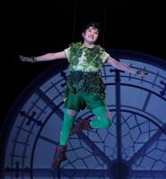 　宙を舞う山﨑玲奈（撮影・金田祐二）