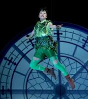 　宙を舞う山﨑玲奈（撮影・金田祐二）