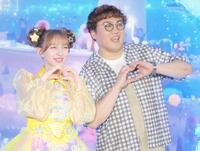 　ハートポーズで撮影に応じた早瀬ノエル（左）と中谷