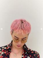 　Ｇ－ＤＲＡＧＯＮのブランド公式インスタグラム＠ｐｅａｃｅｍｉｎｕｓｏｎｅｄｏｔｃｏｍより　自らモデルとなって、デイジーのペンダントを着用