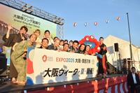 　盆踊りに参加した（前列左から）西川かの子、西川忠志、西川ヘレン、西川きよし、吉村洋文大阪府知事、河内家菊水丸、横山英幸大阪市長、（後列左２人目から）ゆいちゃみ、ゆうちゃみ