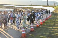 　大屋根リングで盆踊りを行うゆうちゃみ（左）とゆいちゃみ