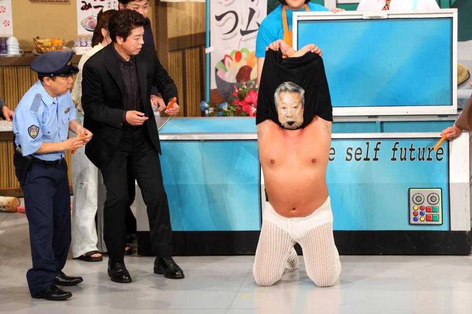 　積極的にコントに参加する上川隆也（中央）、右はロバート・秋山竜次