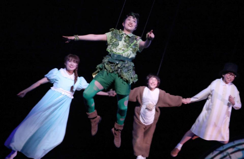 　宙を舞う山﨑玲奈（撮影・金田祐二）