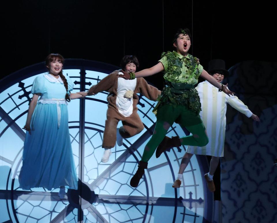 　宙を舞う山﨑玲奈（撮影・金田祐二）