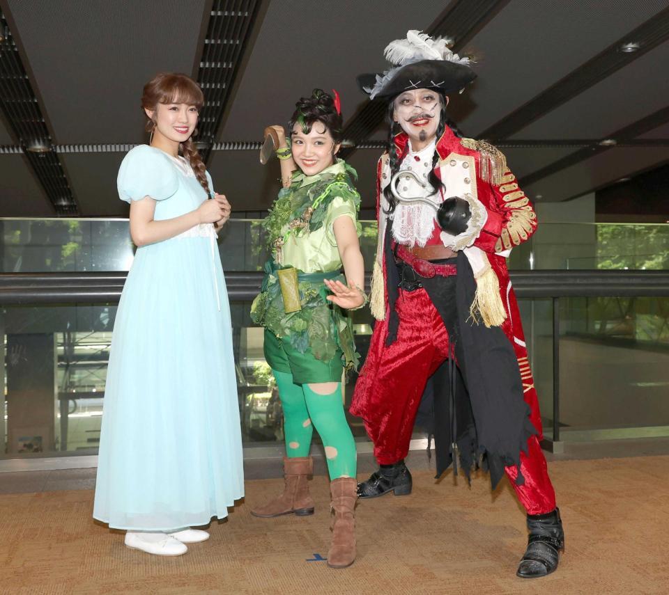 　ミュージカル「ピーター・パン」に出演する（左から）山口乃々華、山﨑玲奈、石井一孝（撮影・金田祐二）