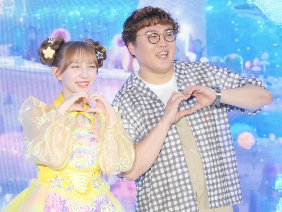 　ハートポーズで撮影に応じた早瀬ノエル（左）と中谷