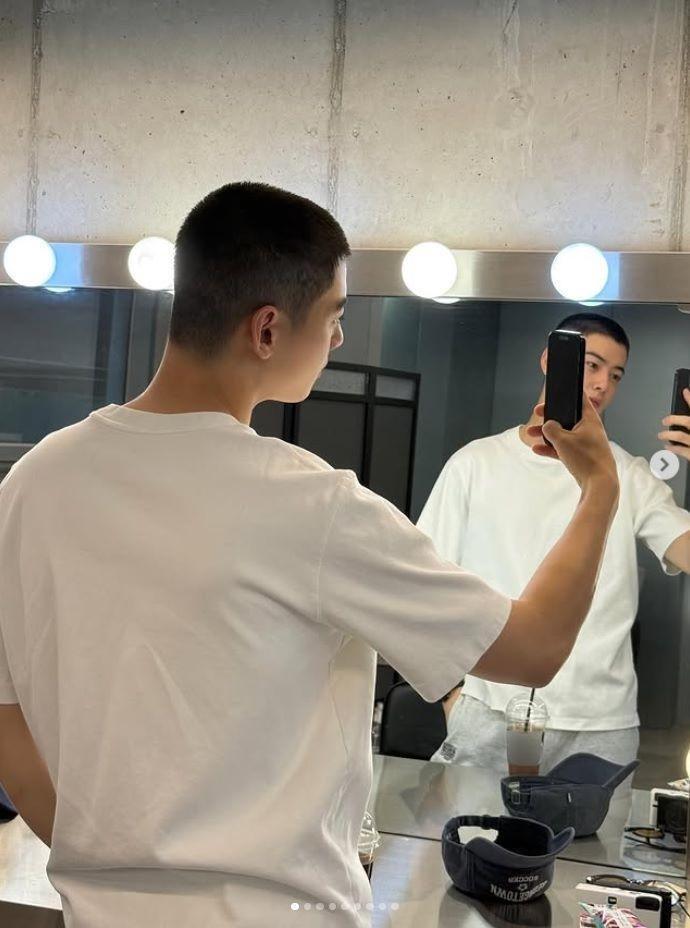 ＡＳＴＲＯ・チャウヌの公式インスタグラム＠ｅｕｎｗｏ．ｏ＿ｃより　剃髪姿を披露したチャウヌ