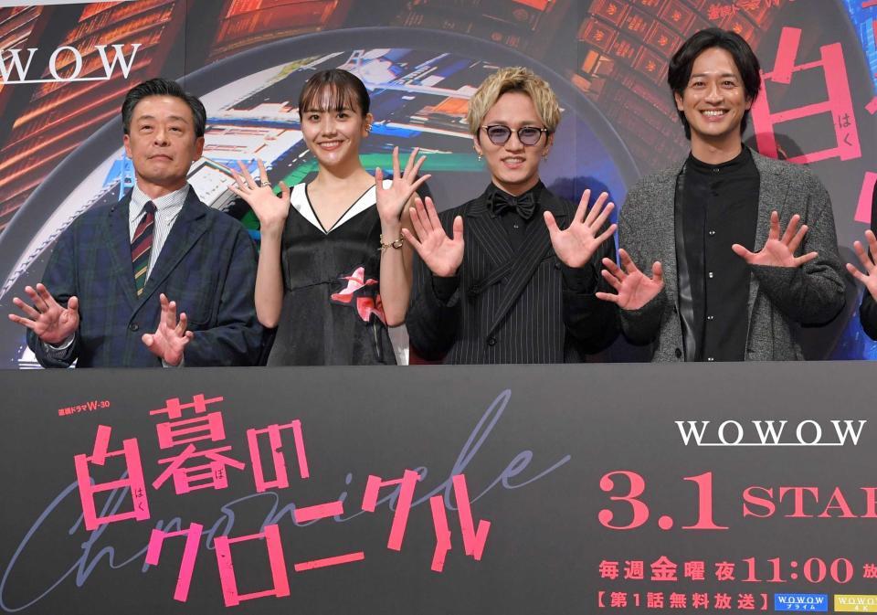 　そろって手を振る（左から）光石研、松井愛莉、神山智洋、竹財輝之助、中川和博監督＝２４年