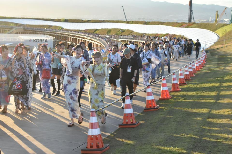 　大屋根リングで盆踊りを行うゆうちゃみ（左）とゆいちゃみ