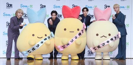 　しっぽずとポーズをきめる（左から）吉田仁人、田中洸希、ＲＥＩ、吉澤要人（撮影・金田祐二）