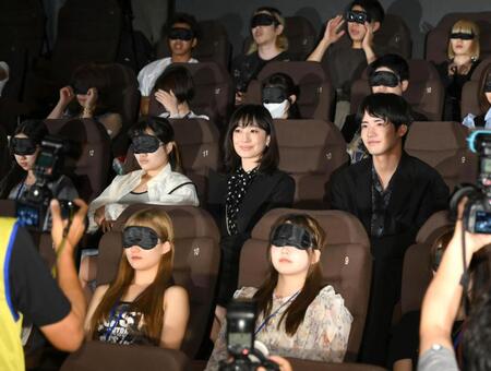 　目隠しをした来場者の前にサプライズ登場した菅野美穂と赤楚衛二（右）＝撮影・堀内翔