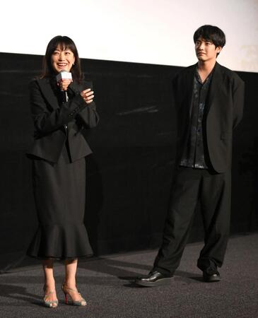 　映画「近畿地方のある場所について」をＰＲする菅野美穂と赤楚衛二（右）＝撮影・堀内翔