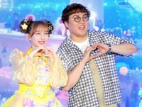 　ハートポーズを決める早瀬ノエル（左）と中谷