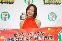 　笑顔を見せる鈴木亜美