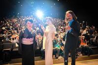 　急きょ舞台あいさつした永野芽郁（中央）ら＝カナダ・モントリオール　ⒸＣｈａｒｌｅｓ－Ａｎｔｏｉｎｅ　Ｍａｒｃｏｔｔｅ