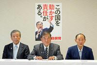 　自民党役員会に臨む（左から）森山幹事長、石破首相、菅副総裁