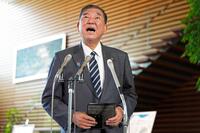 　自民党役員会後、記者団の取材に応じる石破首相