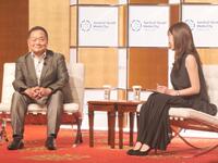 　久夛良木健氏（左）とトークを展開した宇内梨沙
