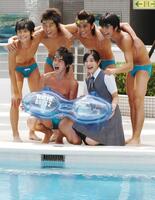 「ウォーターボ-イズ２」の制作発表に臨む市原隼人、石原さとみ（左下から）小池徹平、中尾明慶、斉藤慶太、木村了（左上から）＝２００４年７月