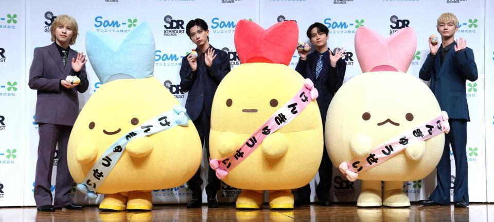 　しっぽずと手を振る（左から）吉田仁人、田中洸希、ＲＥＩ、吉澤要人（撮影・金田祐二）