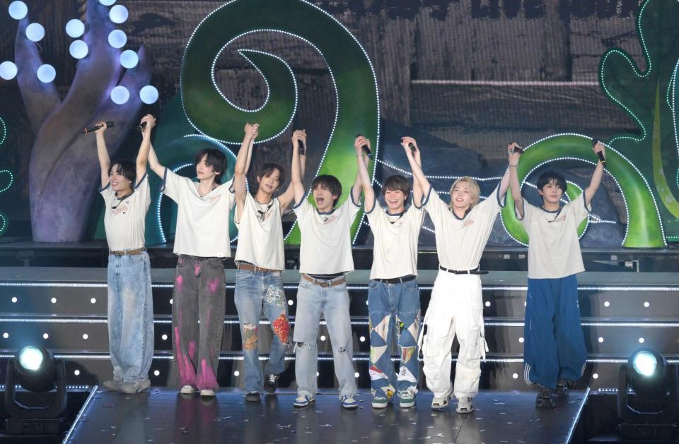 　“なにわの日”にデビューが決まった地で歓声を浴びるなにわ男子（撮影・伊藤笙子）