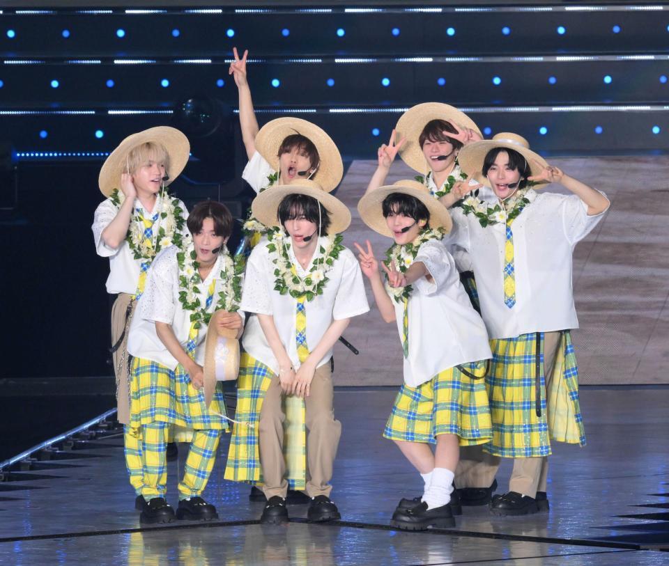 　“なにわの日”にデビューが決まった地で歓声を浴びるなにわ男子（撮影・伊藤笙子）