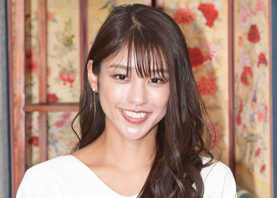 岡副麻希アナ、愛娘との水着プールデート！小麦肌を惜しまず、母娘で楽しむ幸せな時間